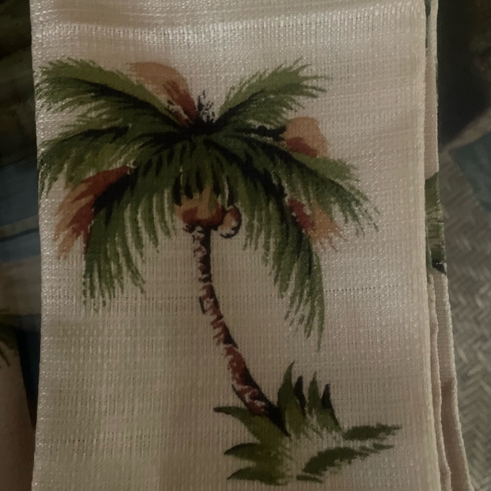 New in Package Palm Beach Palm Tree on Ecru Background Tablecloth 70” Round - Picture 3 of 4